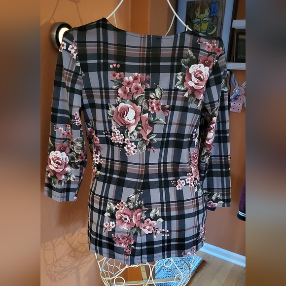 Unique floral blouse with pleather accent - Picture 2 of 4